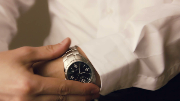 ο άνθρωπος φοράει ένα ρολόι - Πλάνα, βίντεο