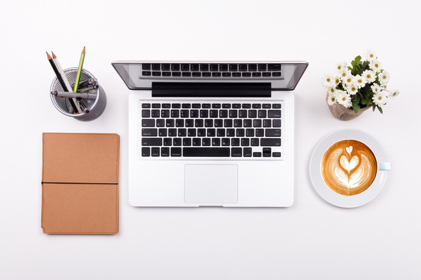 Bovenaanzicht laptop of notebook werkruimte office en latte koffie op - Foto, afbeelding