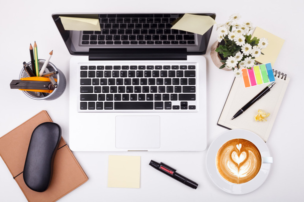 Bovenaanzicht laptop of notebook werkruimte office en latte koffie op - Foto, afbeelding