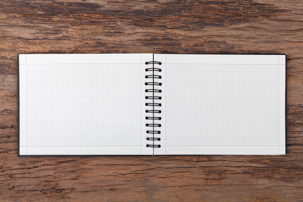 Blank empty notepad on wood background - Foto, afbeelding