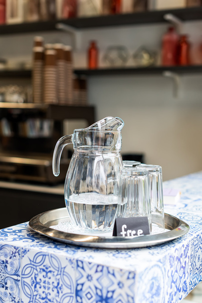 Karaffe mit kostenlosem Wasser im Café. - Foto, Bild