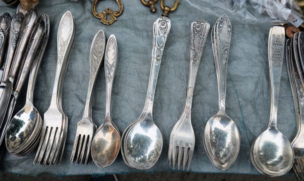 vintage kitchen utensils, cutlery, spoons, forks, knives, metal, silver  - Fotografie, Obrázek