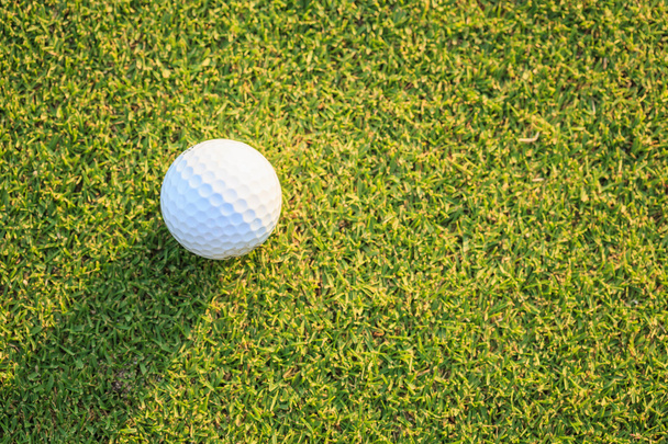 Golfbal op groen gras in cursus - Foto, afbeelding