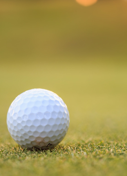 Golf labda, zöld fű, tanfolyam - Fotó, kép