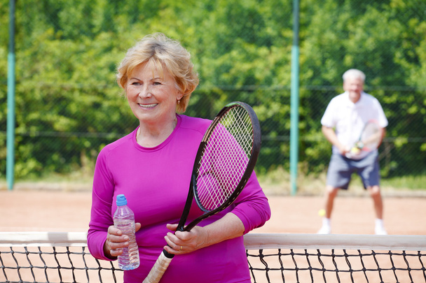 woman standing on  tennis court - Zdjęcie, obraz