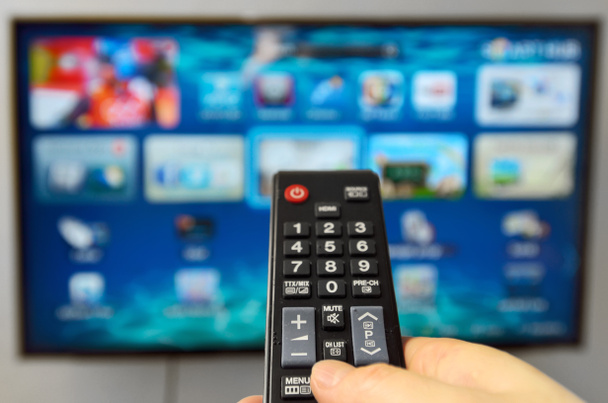 Smart tv a rukou podržte dálkové ovládání - Fotografie, Obrázek