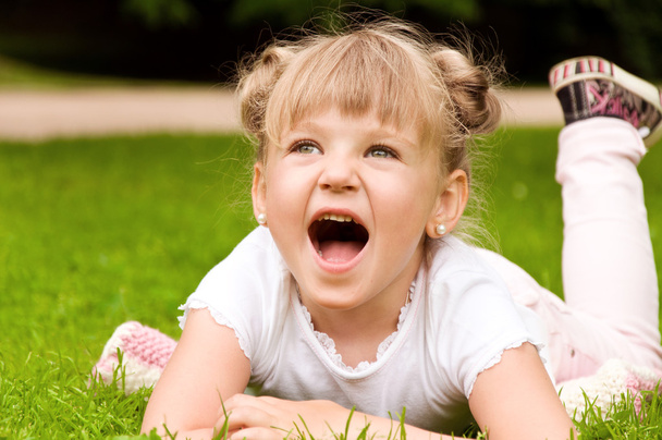 Mała dziewczynka bawiąca się w parku - Zdjęcie, obraz