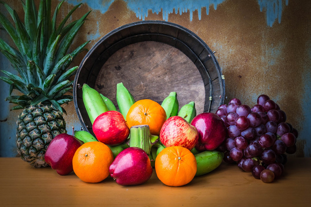 pasta de frutas frescas dispostas em uma madeira
 - Foto, Imagem
