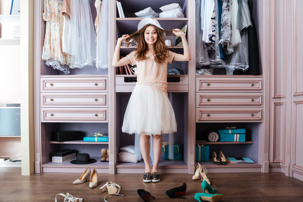 Girl choosing shoes in her wardrobe - Valokuva, kuva