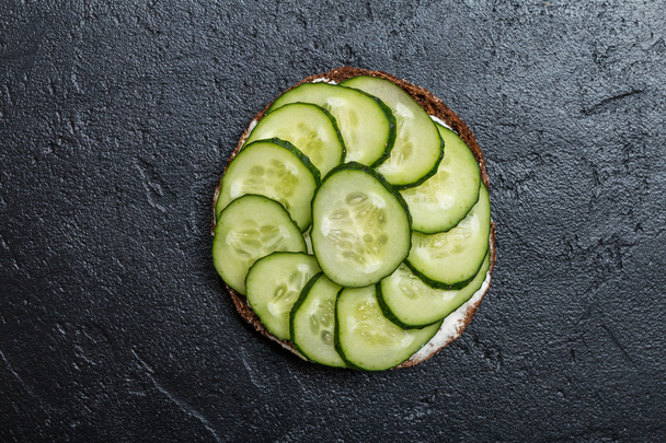 Vegetarian sandwich with cream cheese and cucumber - Foto, immagini