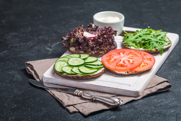 Sandwiches vegetarianos con crema
 - Foto, imagen