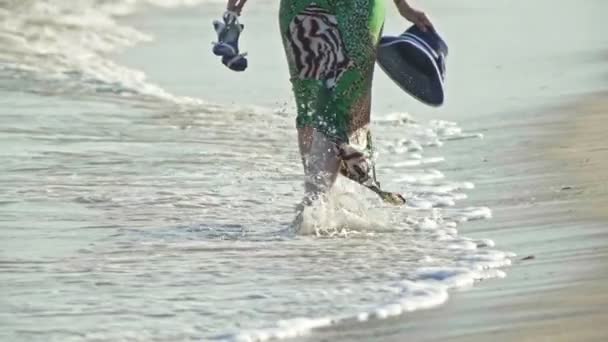 junge Frau in langem Kleid, die am Meer entlang geht, sich nähert, die Füße in Nahaufnahme, Zeitlupe - Filmmaterial, Video
