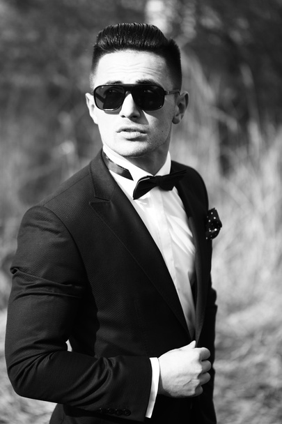 Handsome man in suit and sunglasses - Fotoğraf, Görsel