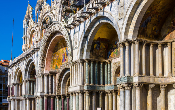 Laterale zicht op Saint Marks basiliek, Venetië - Foto, afbeelding