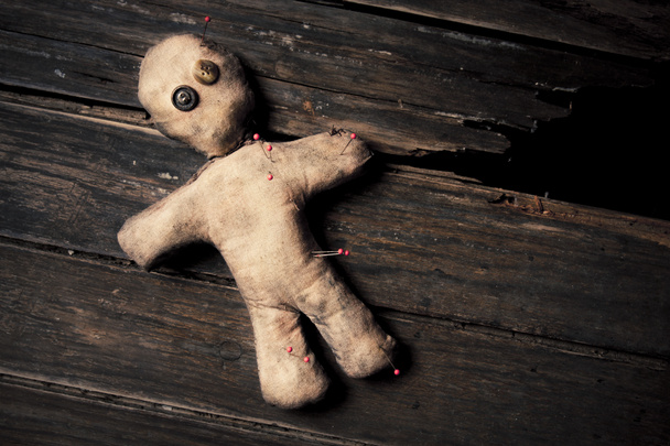 Boneca de vodu assustador no chão de madeira
 - Foto, Imagem