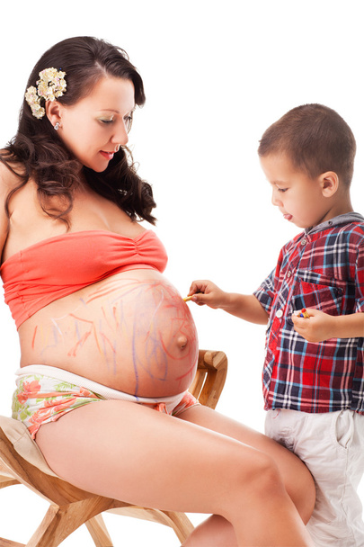 zwangere vrouw en een kleine jongen - Foto, afbeelding