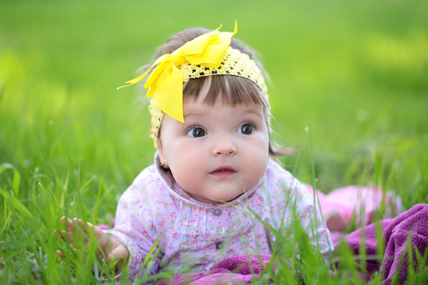 Cute baby girl on green grass - Foto, imagen