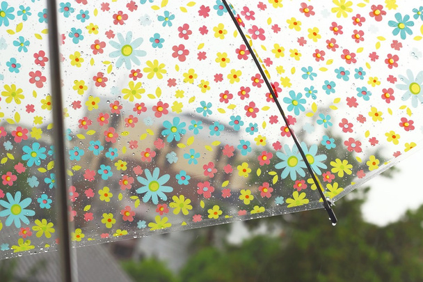 Regentropfen auf bunten Sonnenschirm für schlechtes Wetter, Winter oder Schutz - Foto, Bild