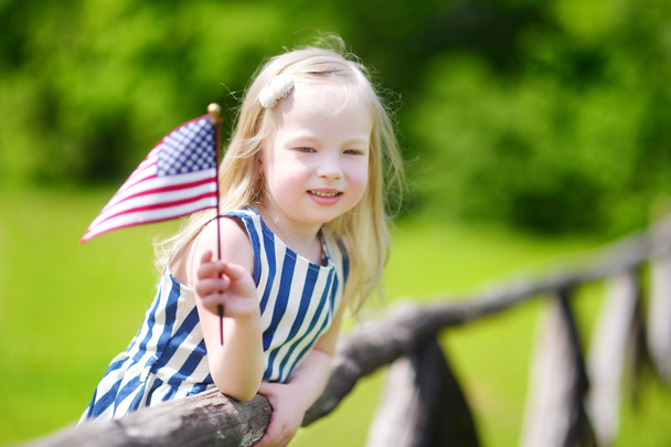 Menina segurando bandeira americana
 - Foto, Imagem