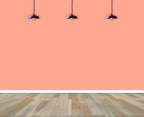 habitación interior vacía. pared y suelo de madera con lámpara en la habitación, en
 - Foto, Imagen