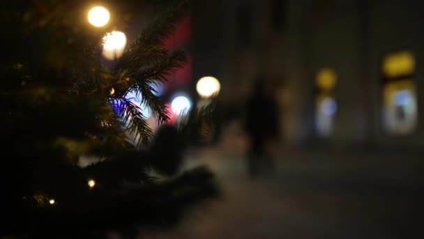 冬の街の背景上にクリスマス ツリー. - 映像、動画