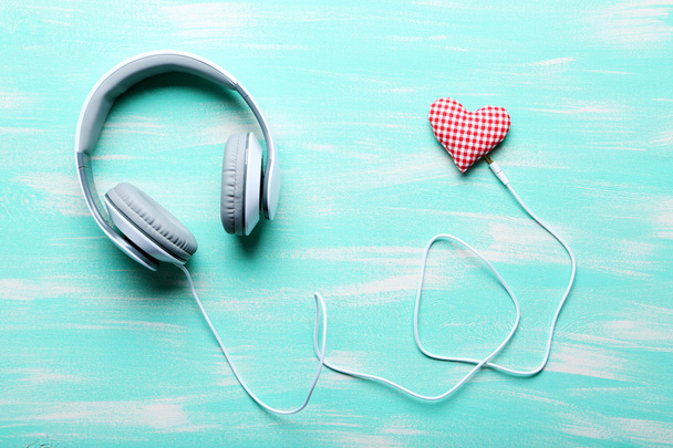 Headphones and heart on a mint table - Fotoğraf, Görsel