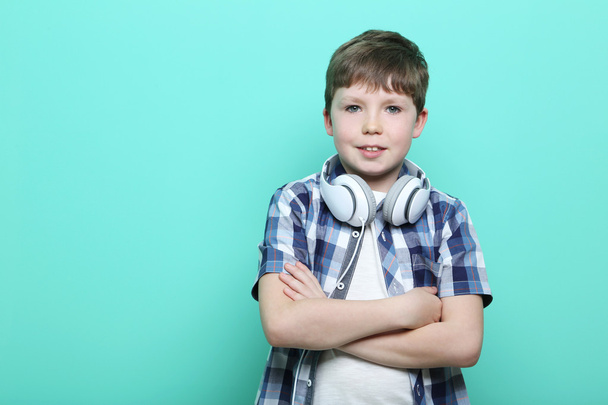 young boy with headphones - Foto, afbeelding