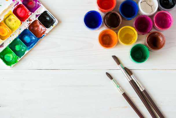 Набор для рисования: кисти, краски, акварель, акриловая краска на WH
 - Фото, изображение