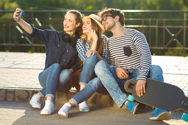Des amis souriants font du selfie à l'extérieur
 - Photo, image