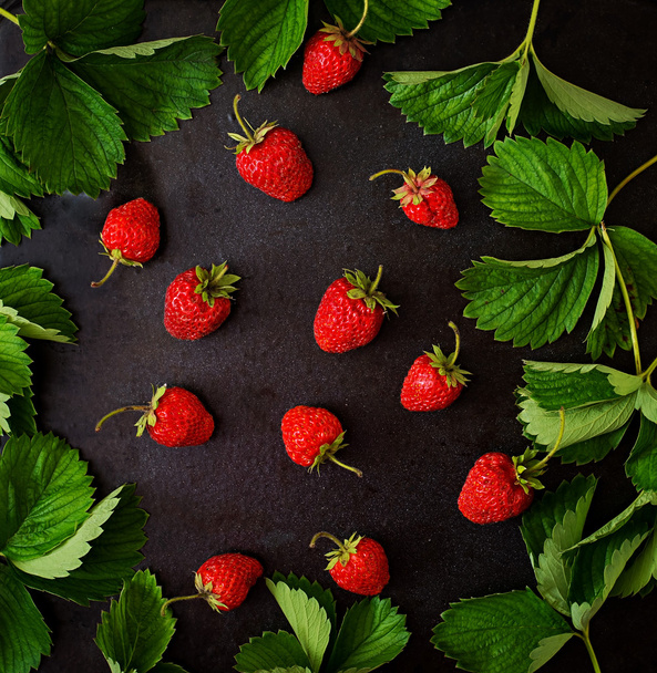 Ripe strawberries and leaves - Photo, Image