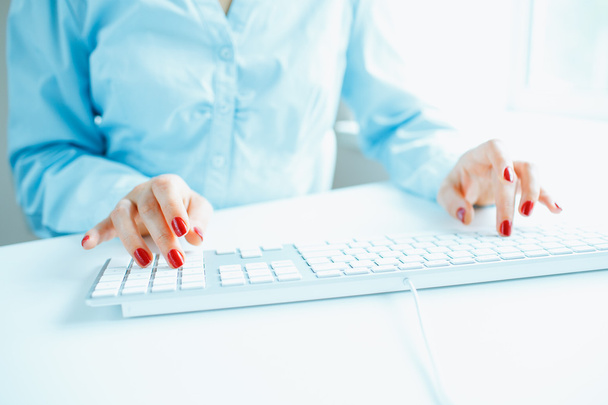Donna impiegato digitando sulla tastiera
 - Foto, immagini