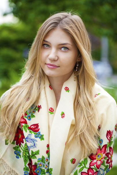 Femme russe dans l'écharpe nationale à motifs
 - Photo, image