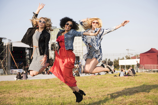 Жінки стрибають з ритмом улюбленої пісні
 - Фото, зображення