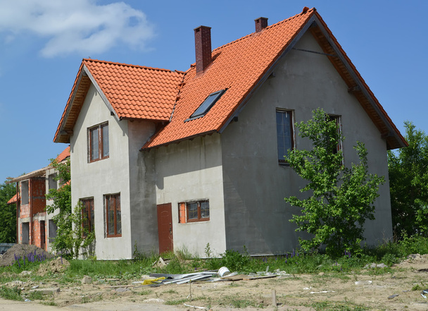 Construction of a cottage with a red tile roof - Foto, Imagen