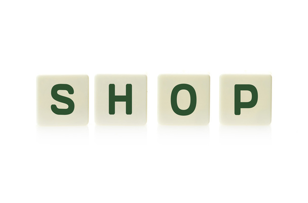 Sana "Shop" aluksella peli neliön muovia laatta kappaletta, eristetty valkoisella taustalla
. - Valokuva, kuva