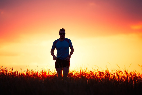 Атлетичний бігун на заході сонця
 - Фото, зображення