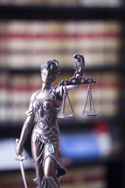 Άγαλμα ως νομικός στο δικηγορικό γραφείο - Φωτογραφία, εικόνα