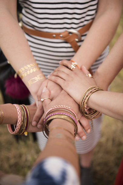 Stapel van menselijke handen met sieraden - Foto, afbeelding