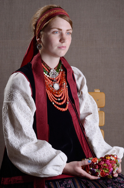 Menina ucraniana no traje popular
 - Foto, Imagem