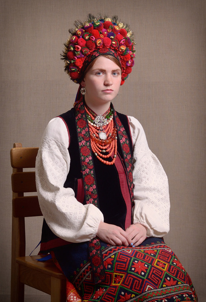 Mujer ucraniana en el traje nacional
 - Foto, imagen