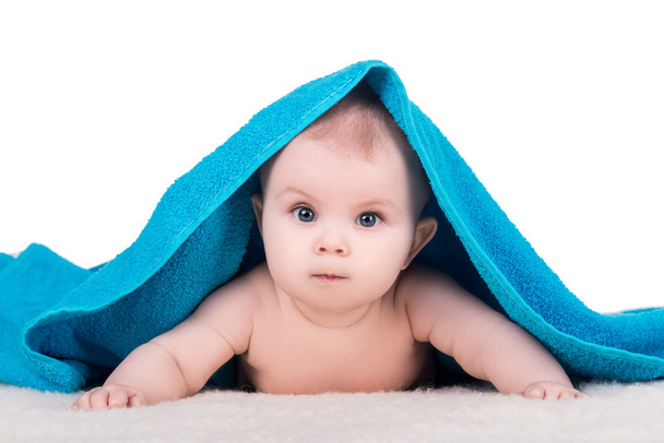 criança bebê com grandes olhos sob toalha azul
 - Foto, Imagem
