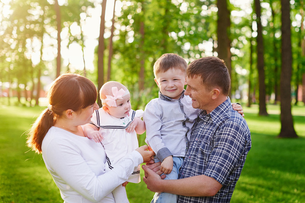 glückliche junge Familie spaziert im Sommerpark - Foto, Bild