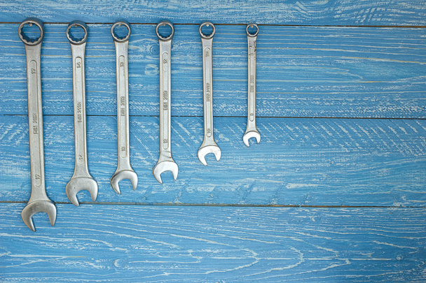Conjunto de chaves penduradas em uma placa de madeira
 - Foto, Imagem