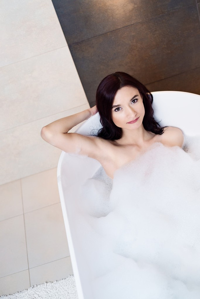 femme relaxante dans un bain mousseux
 - Photo, image