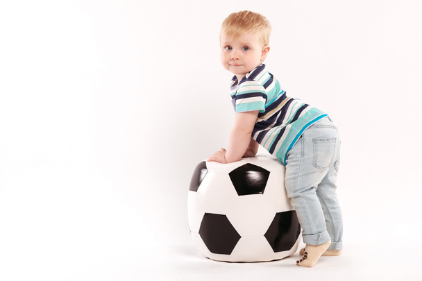 ребенок с большим футбольным мячом
 - Фото, изображение