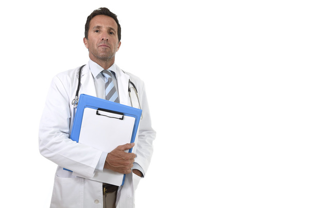 corporate portret van vertrouwen 40s aantrekkelijke mannelijke geneeskunde arts met de stethoscoop met Klembord - Foto, afbeelding