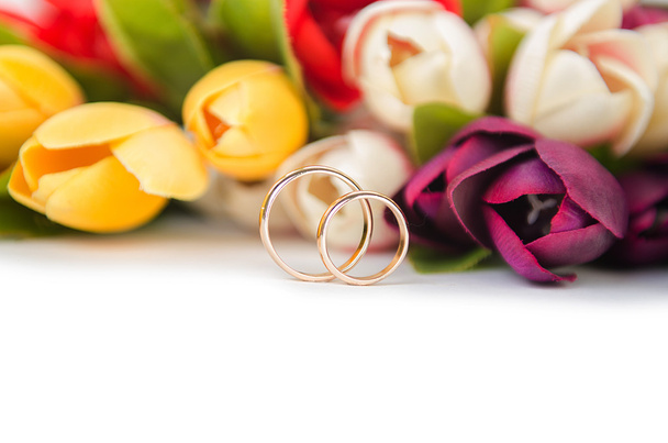 結婚指輪、白い背景で隔離の花 - 写真・画像
