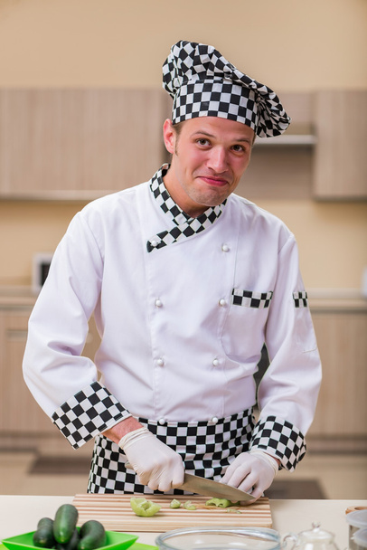 Cocinero masculino preparando comida en la cocina
 - Foto, Imagen