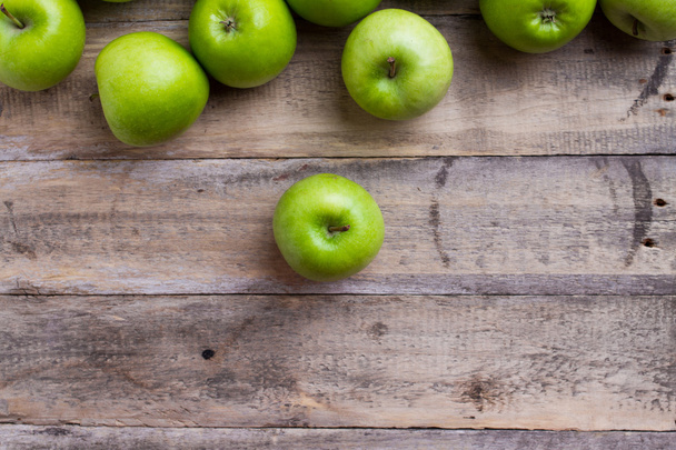 Groene appels op hout - Foto, afbeelding