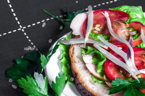 Ízletes szendvics paradicsommal - Fotó, kép